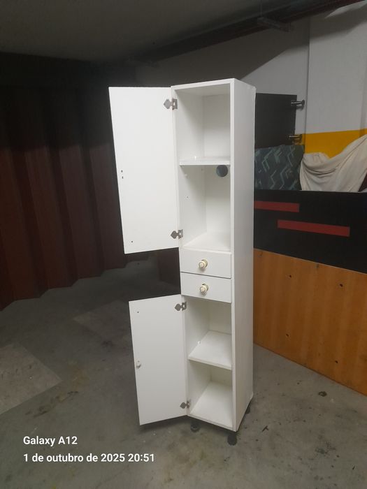 Movel alto e estreito portas e gavetas