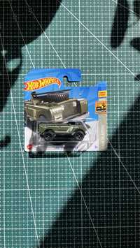 Model Hot Wheels Land Rover Series II skala 1:64 resoraki autka