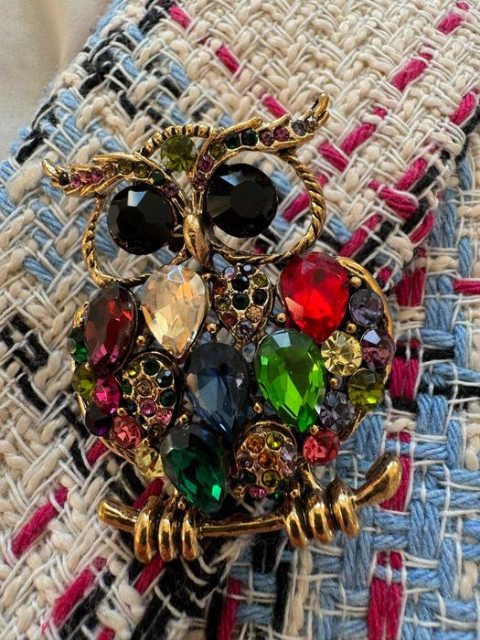 Broszka sowa duża w kolorze złotym kryształ multikolor