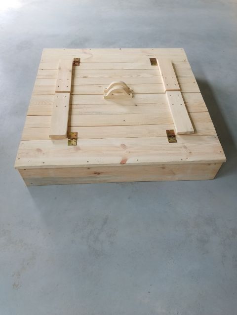 Drewniany domek dla dzieci