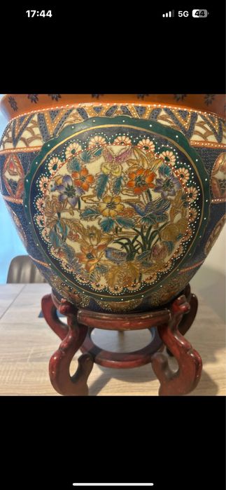 Caspon de porcelana com pianha de madeira