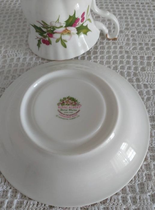 Royal Albert grudzień filiżanka ze spodkiem.