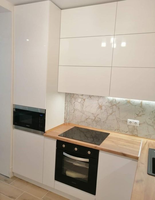 Кухня белая под потолок без ручек.Фасады крашеные , фасады акрил