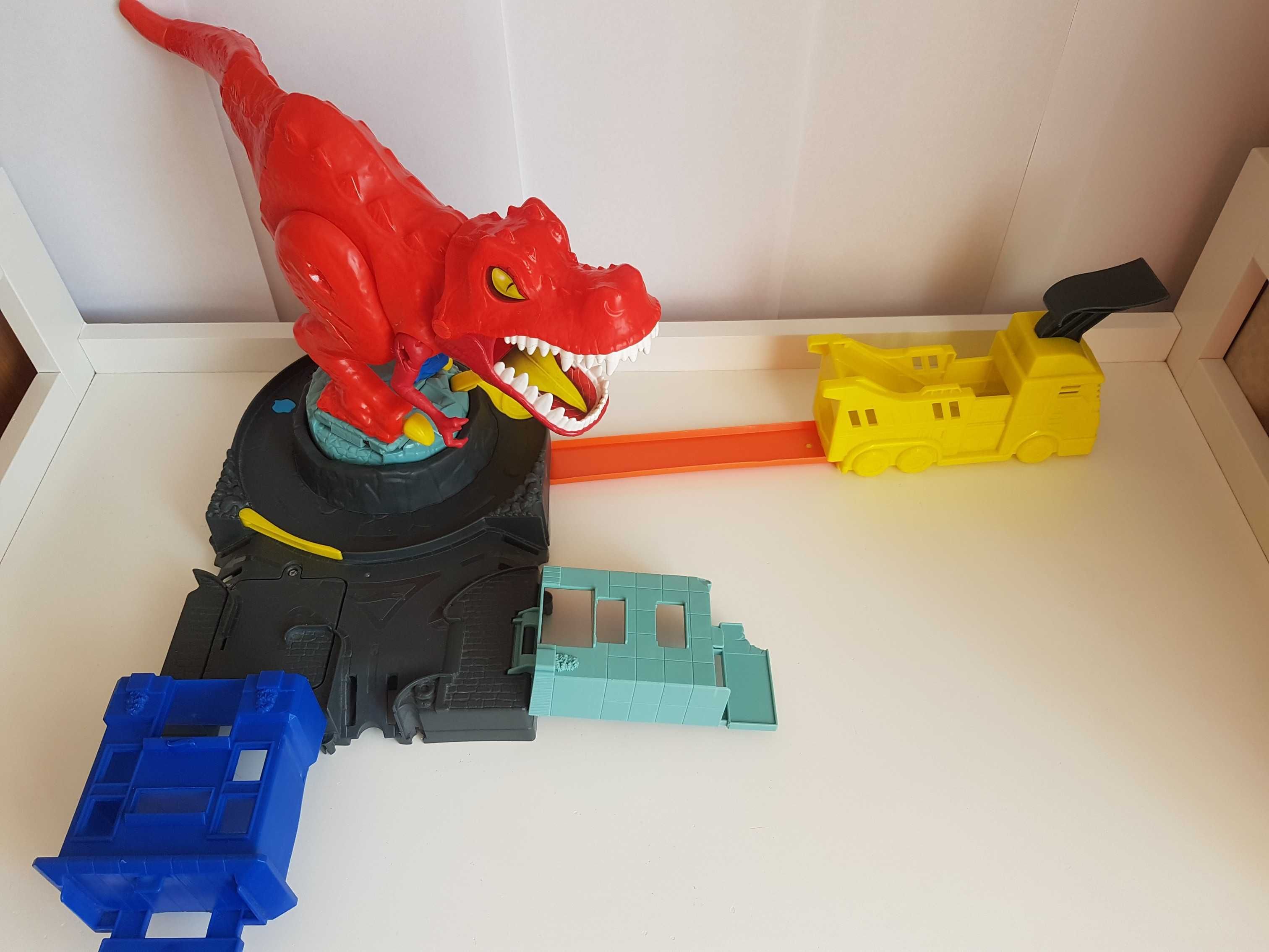 Hot wheels atak t-rexa