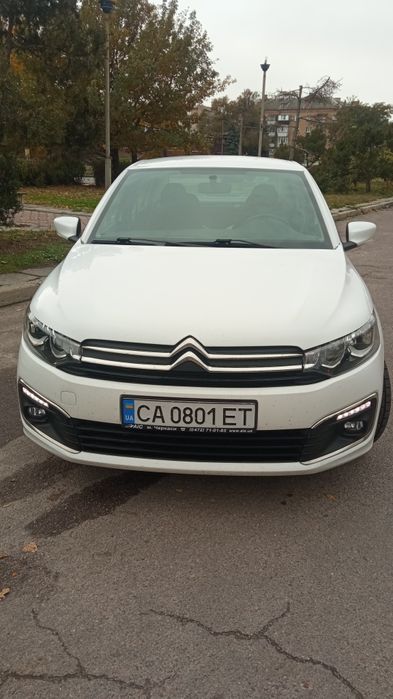 Продам авто, куплене новим в автосалоні.