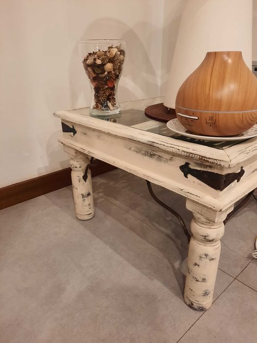 Mesa de salão lacada cor beije