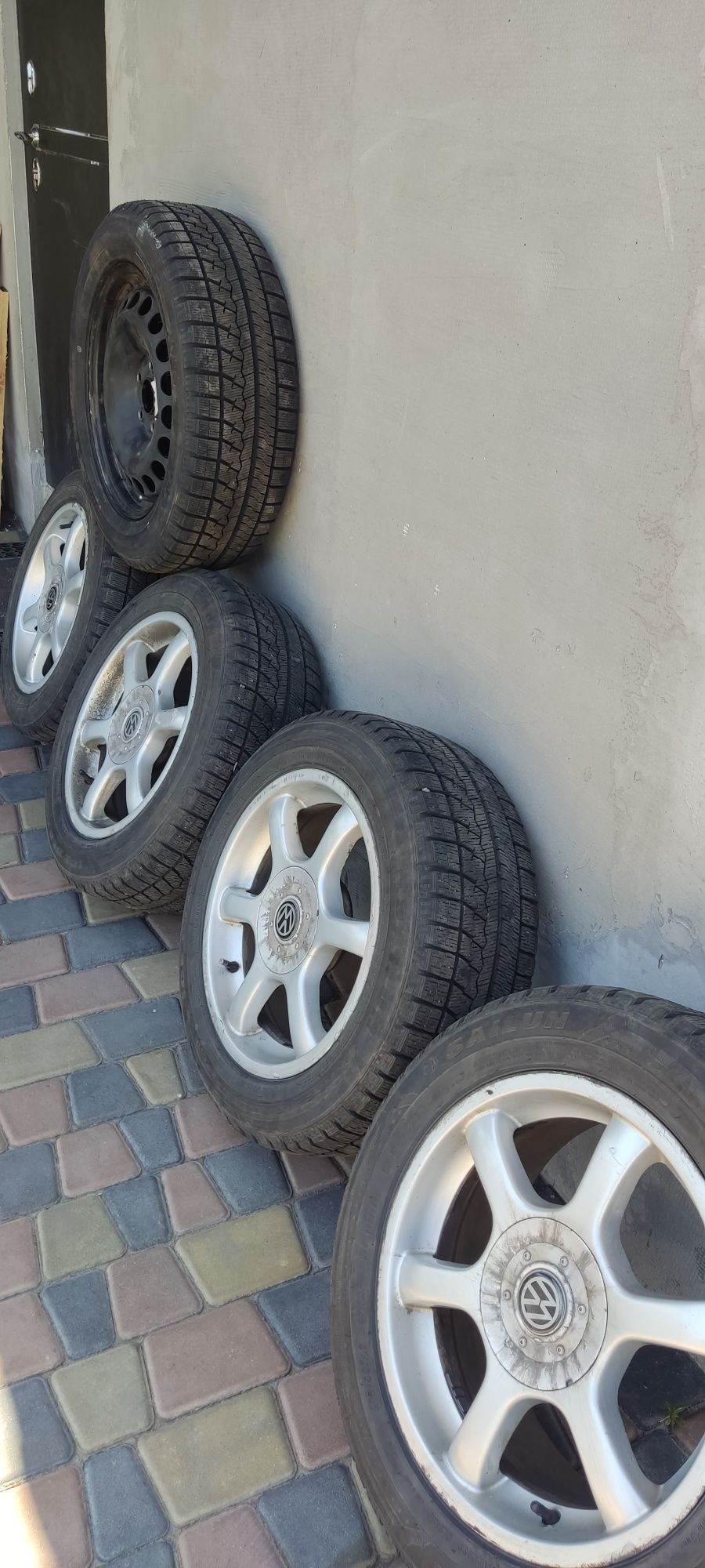 Колеса Легкосплавні диски шини  215/55R16 M+S Volkswagen оригінал