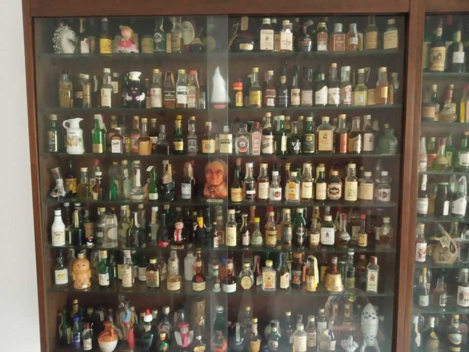 Bar de sala Vintage com bancos + Montra de Garrafas