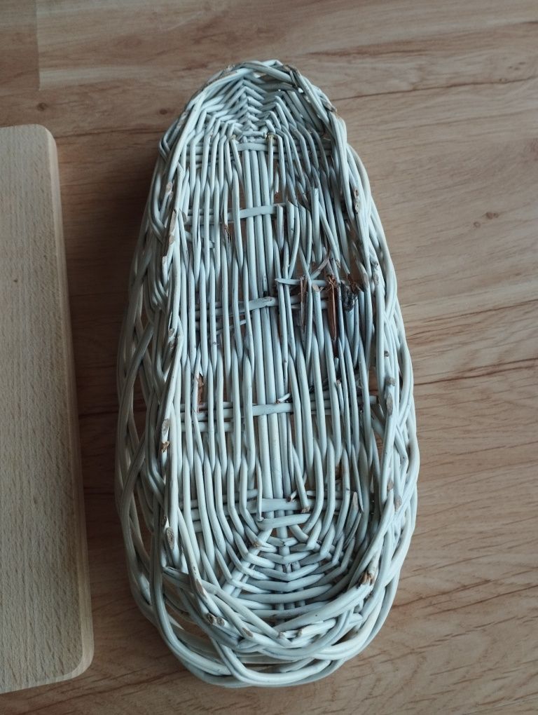 Deska drewniana i koszyczek