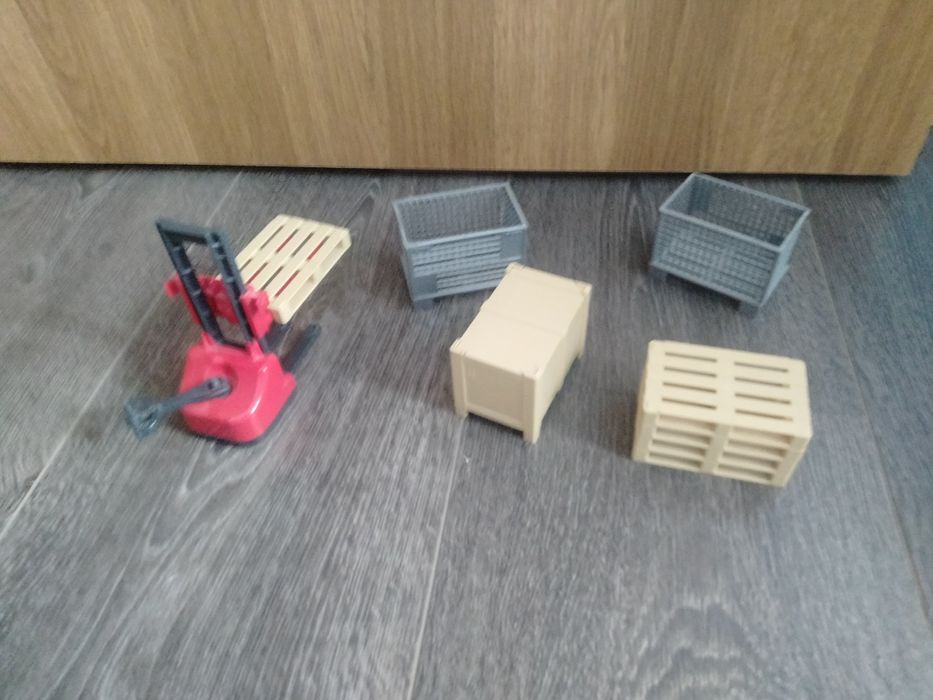Pakeciak ze skrzynią paletami i koszykami