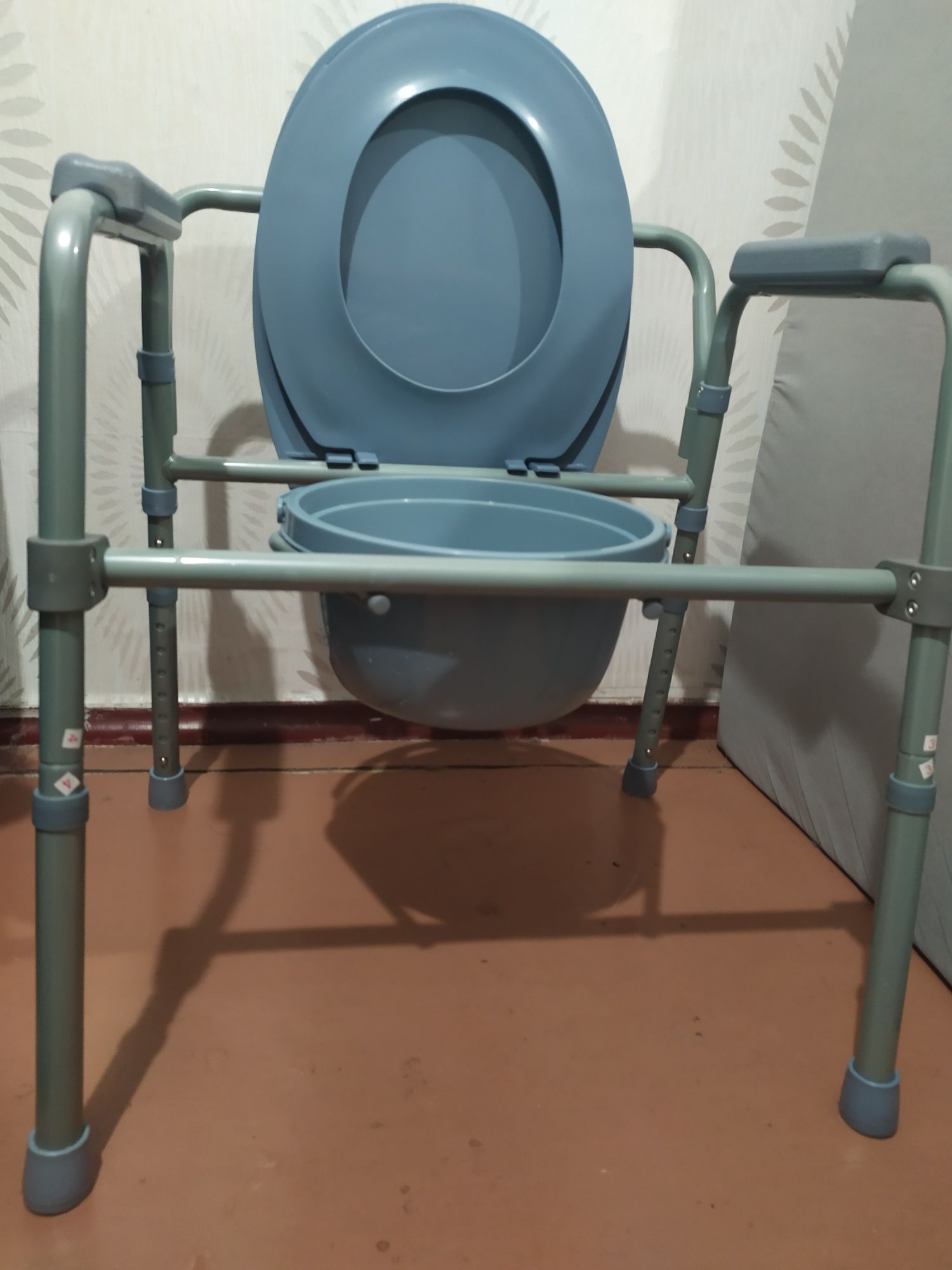Крісло - туалет (стілець) для людей похилого віку