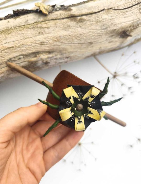 Ręcznie robiona spinka do włosów z kwiatem - skórzana, unikatowa