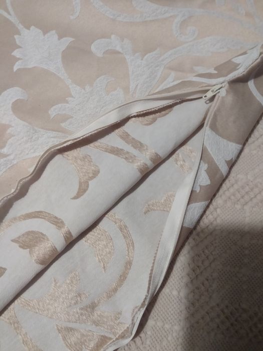 Lindíssima colcha de casal creme e dourado