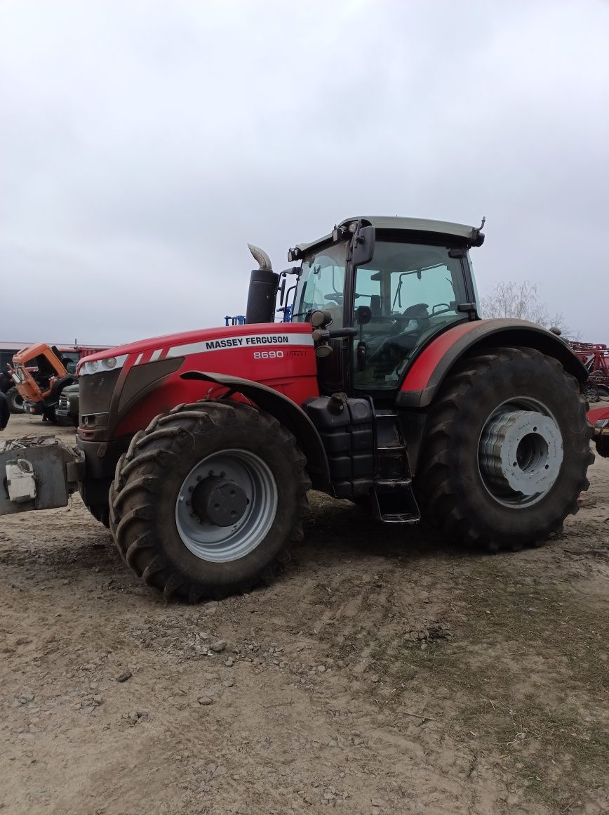 Трактор Massey Ferguson 8690