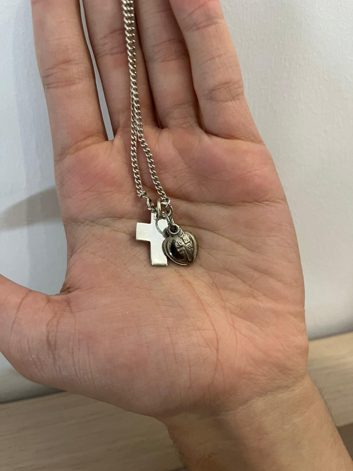 Colar cinzento com cruz e coração