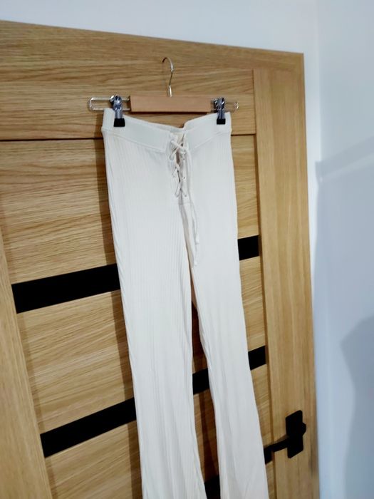 Kremowe prążkowane getry dzwony spodnie z wysokim stanem roz 34 Zara