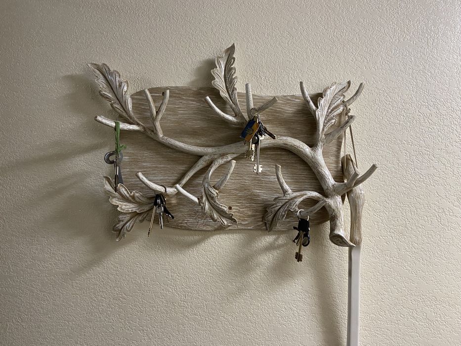 Декоративна дерев‘яна підставка для ключів та головних уборів.