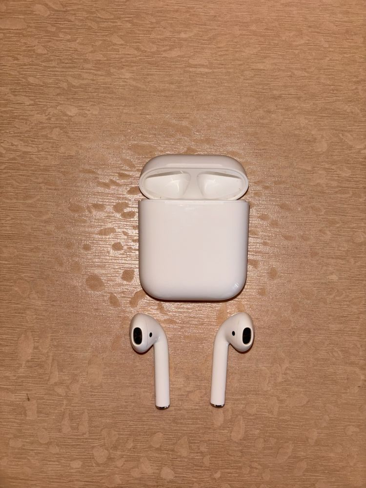 Оригінальні наушники Apple AirPods 2 with Lightning Charging Case