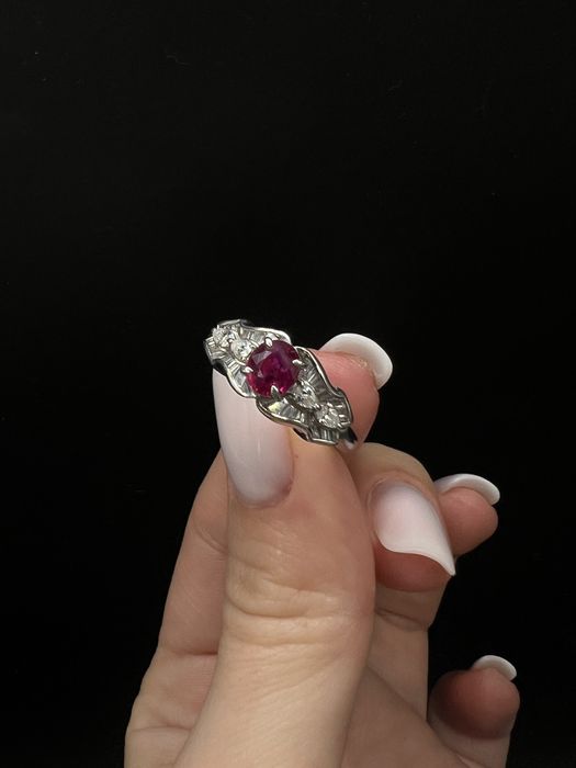 Pierścionek platynowy z rubinem Birma i brylantami 1,65 ct