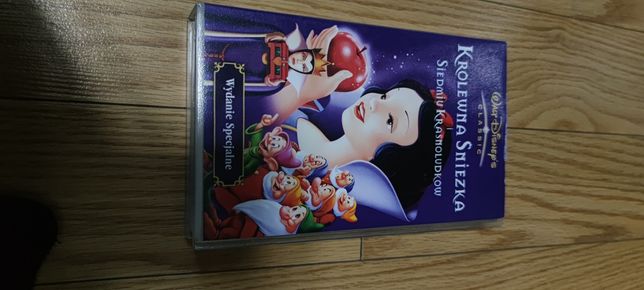 Kaseta VHS Królewna śnieżka i siedmiu krasnoludków.