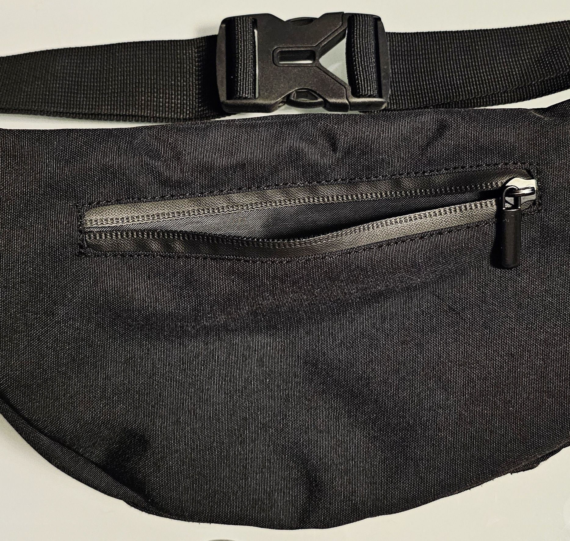 Nowa czarna materiałowa nerka/saszetka, 30 cm x 15 cm