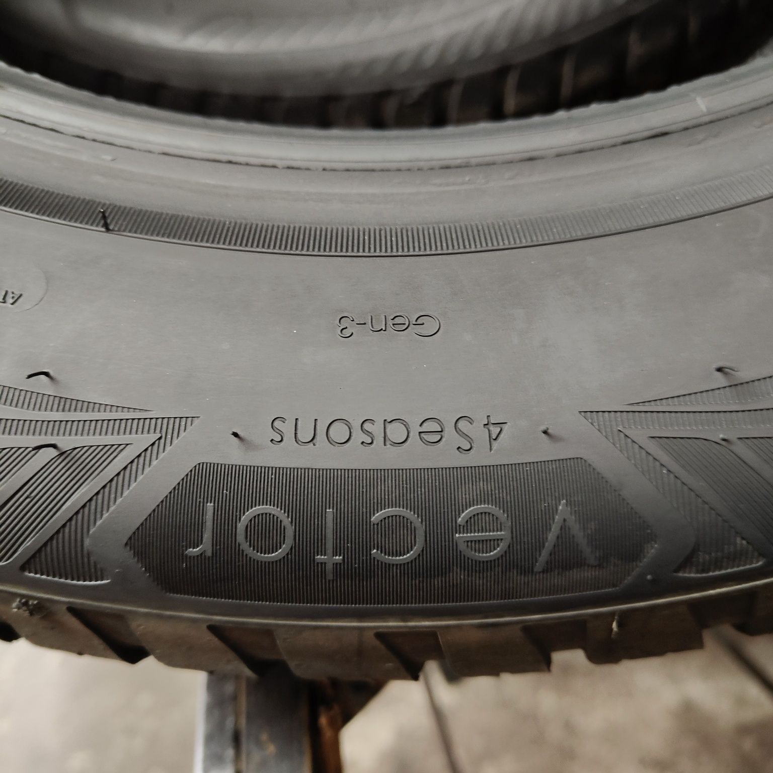 225/55/18 XL Sprzedam parę opon całorocznych Goodyear
