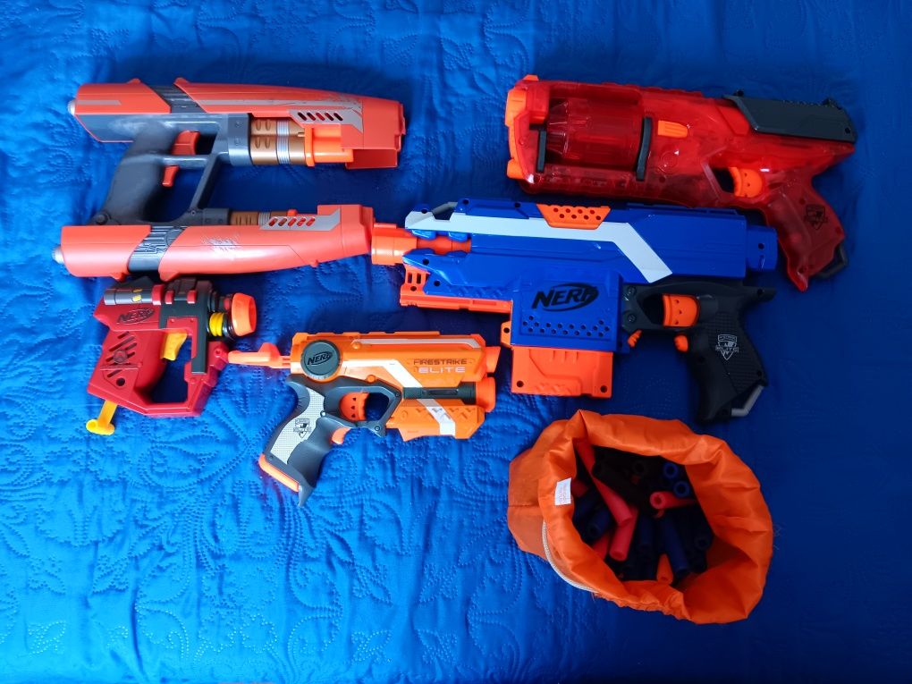 Varias pistolas nerf