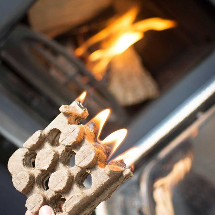 Naturalne rozpałki z kartonu, bez parafiny do kominka, pieca, grilla