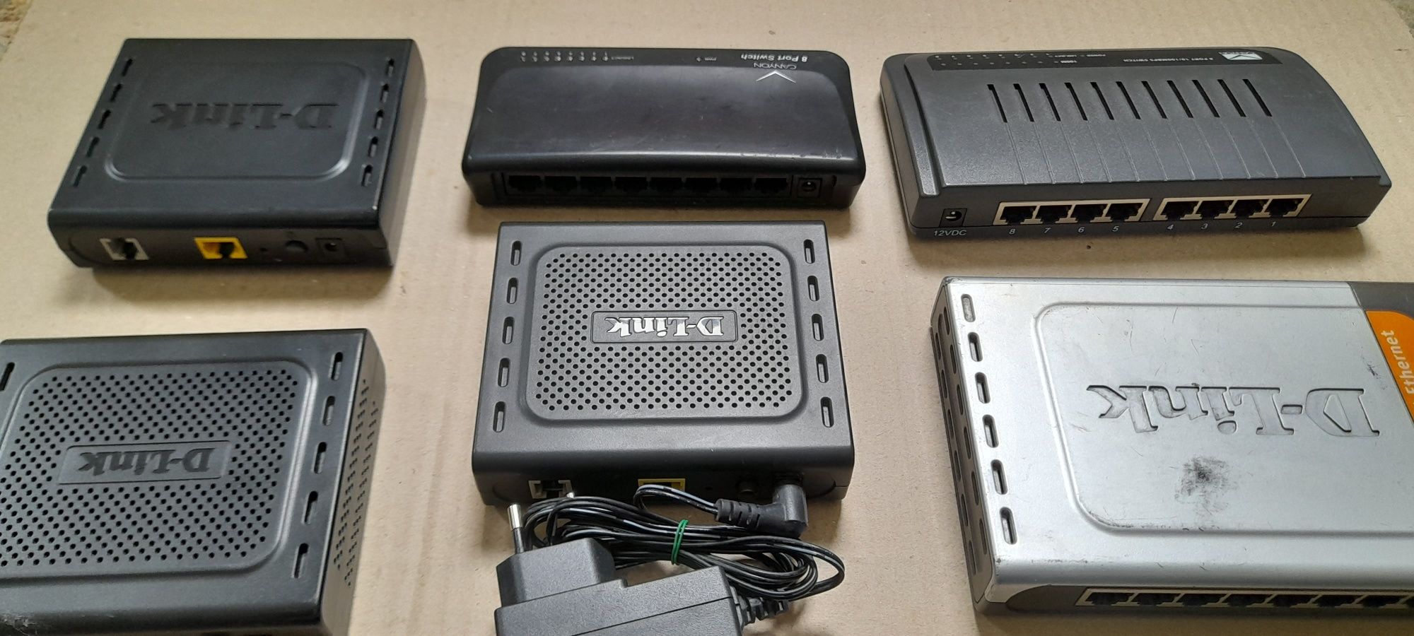 Коммутатор и модем портами Ethernet.