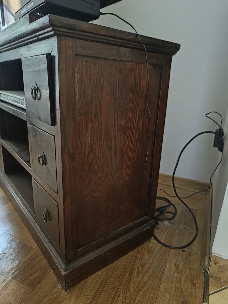 Retro szafka pod telewizor w stylu kolonialnym