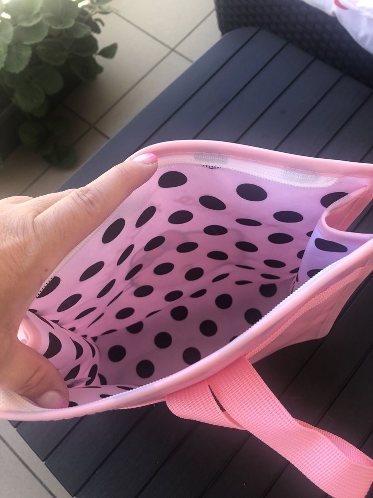 Śliczna rozowa kosnetyczka Hello Kitty