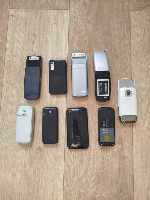 Zestaw starych telefonów