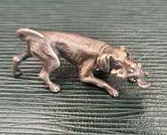 Miniatura em prata cão a caçar