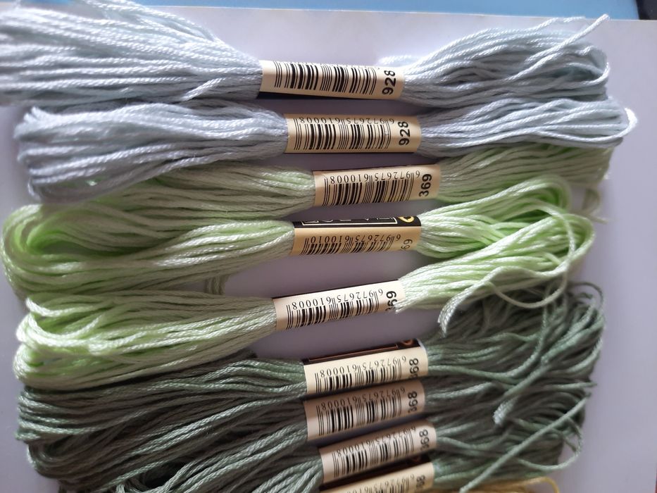 20 meadas de fio para bordados, ponto cruz e costura. 
Várias cores di