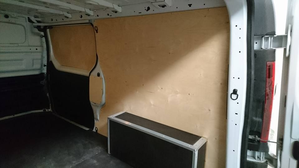Renault Trafic L1H1 zabudowa przedziału ładunkowego