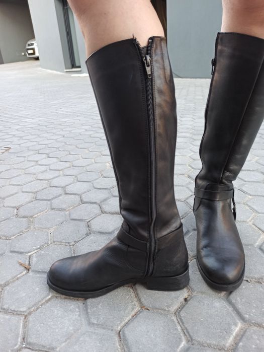 Botas pele pretas 37 e castanhas 38