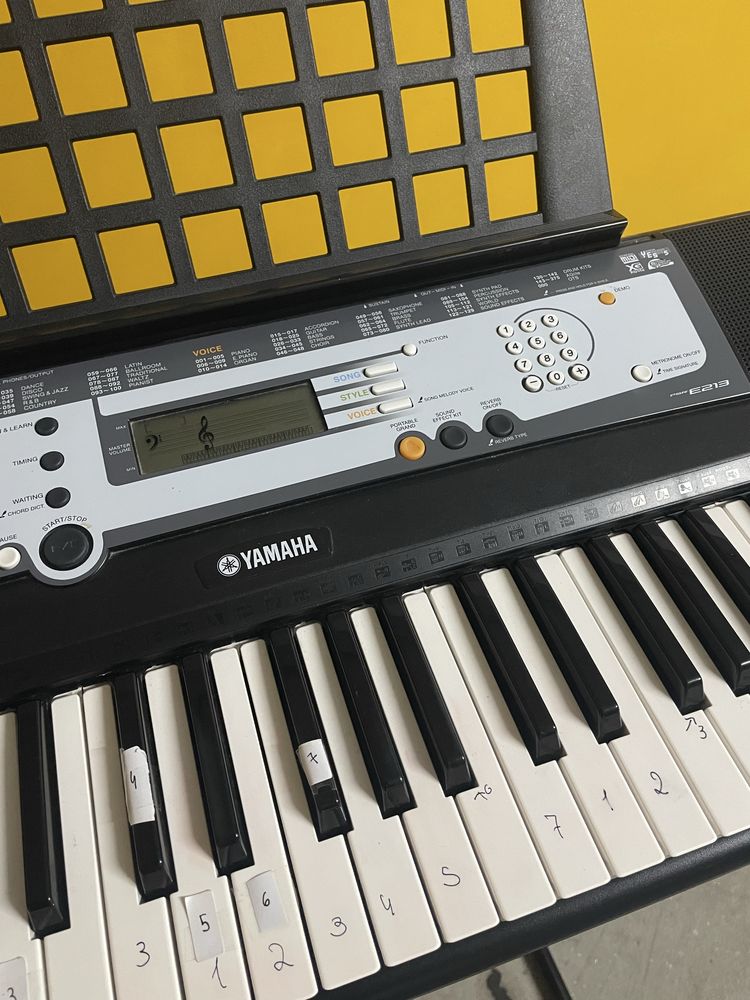 Piano portátil Yamaha E213