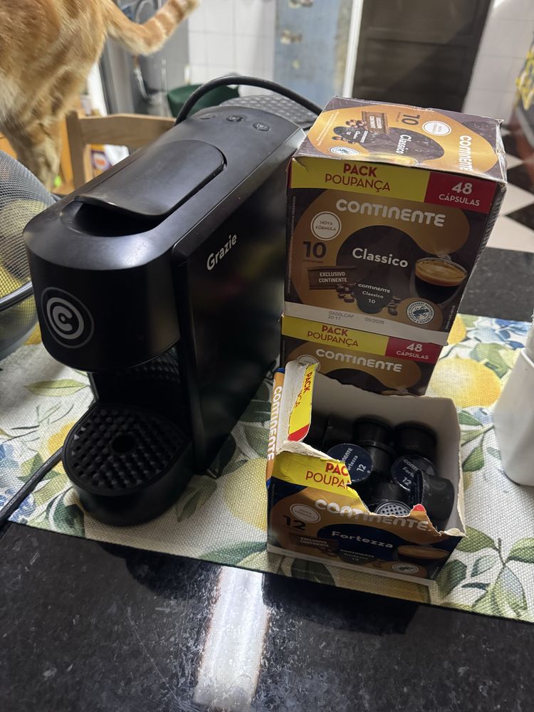Maquina de cafe continente + 110 capsulas