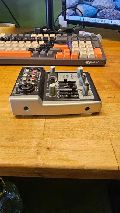 Mesa de Mistura / Interface de Áudio Behringer Xenyx 302USB