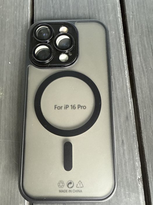 Чехол iphone 16 pro  чорний матовий з захисним склом на камерах