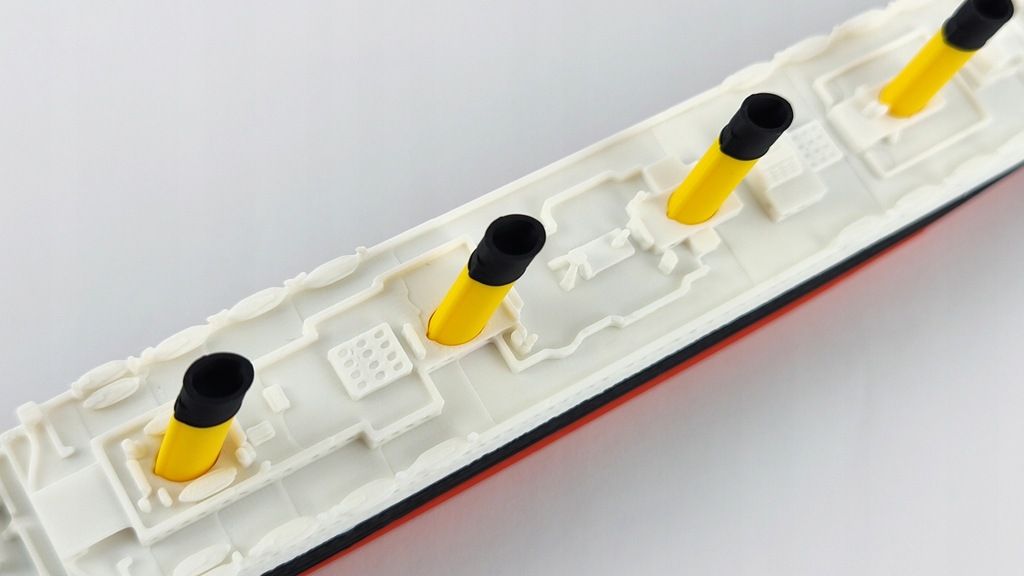 RMS Titanic – Model 3D - 269mm (1:1000) - z czarną podstawą magnet