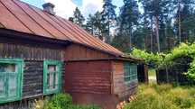 Будинок у ліса, блакитні озера.