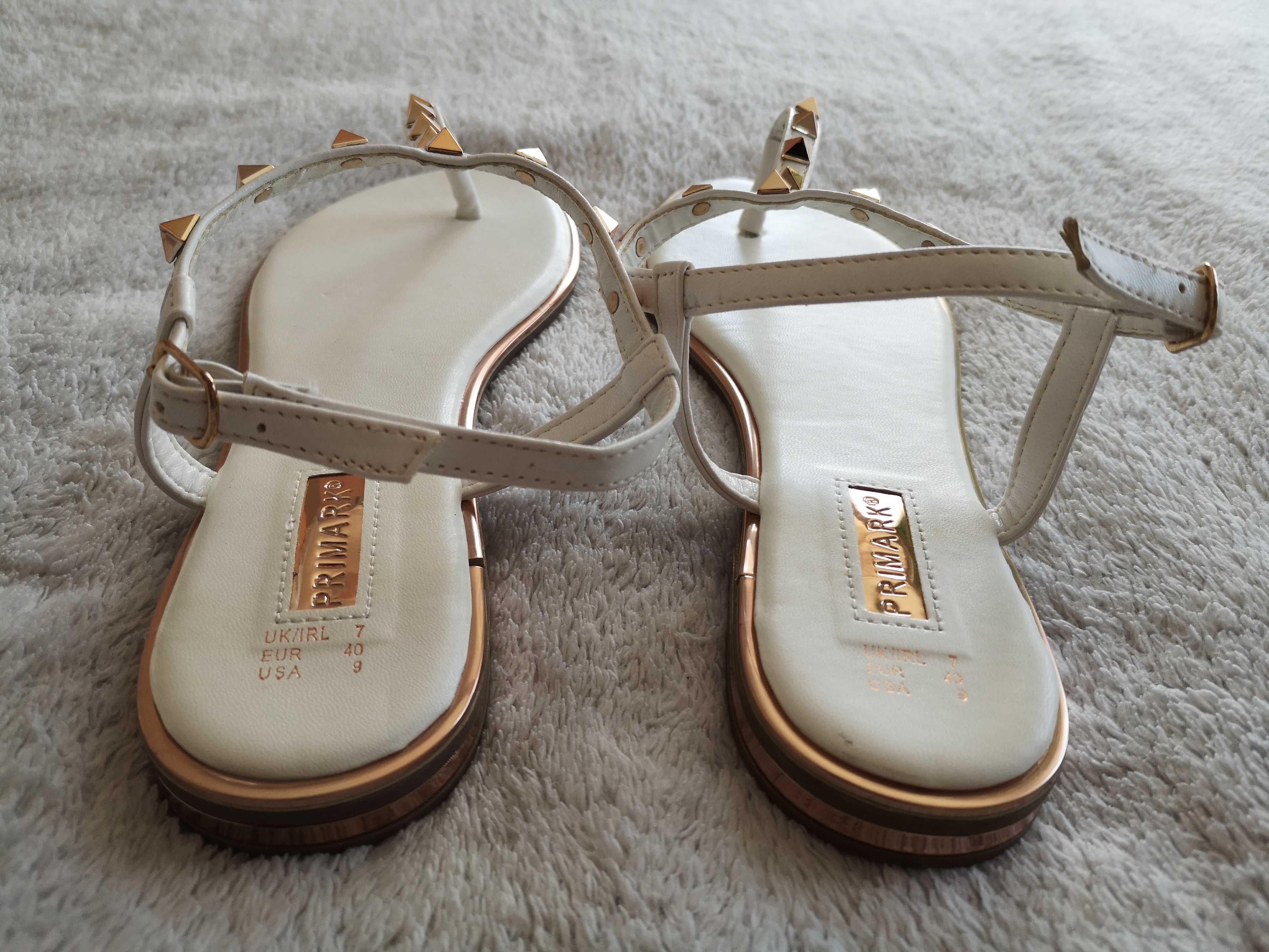 Białe ecru błyszczące sandały japonki Primark 40 w złote ćwieki j nowe