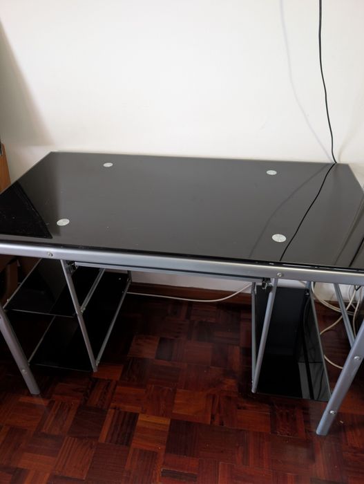 Secretaria com tampo e prateleiras em vidro