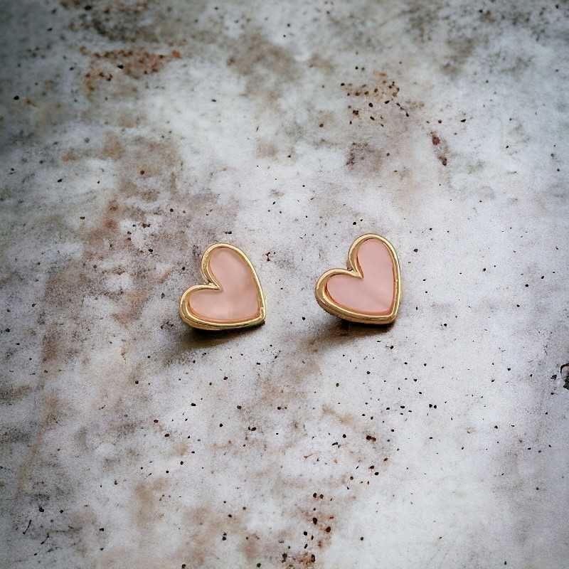 Delikatne minimalistyczne kolczyki w kształcie serca różowe wkręty