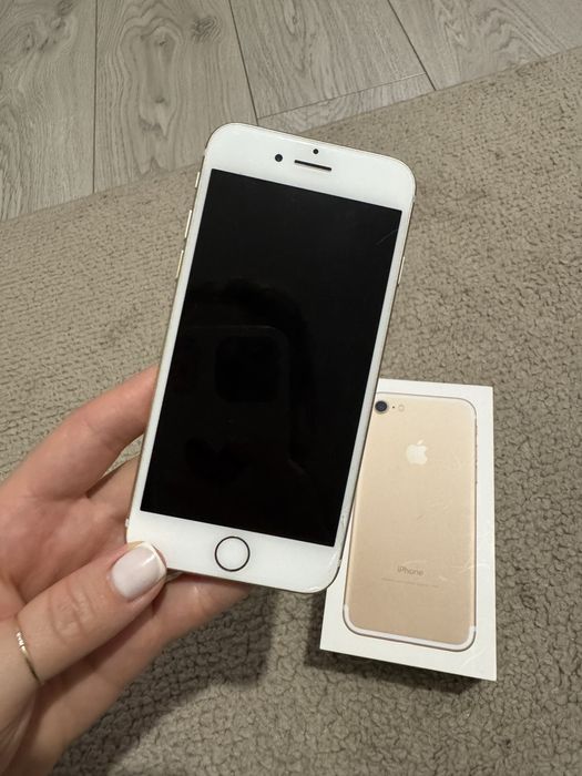 Мобільний телефон Apple iPhone 7 га 32 Gb