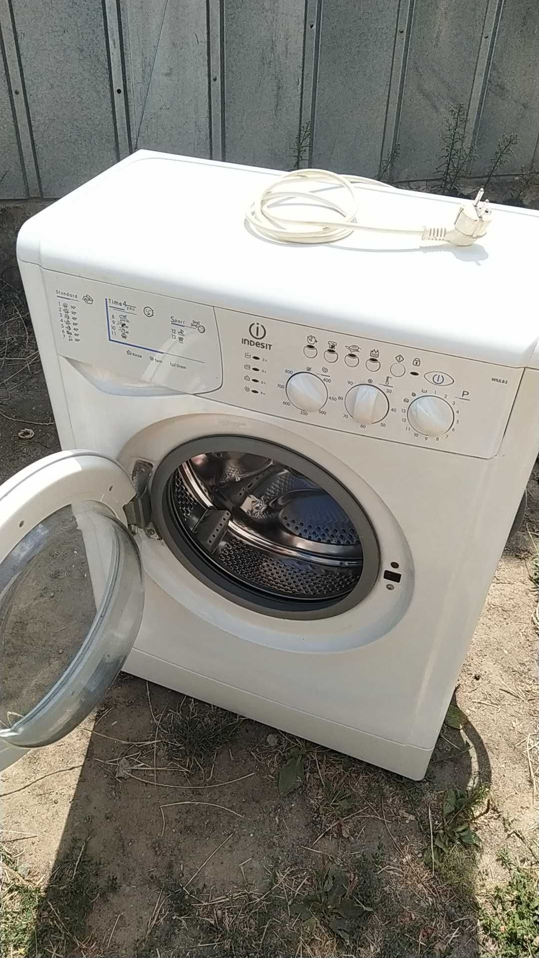 Стиральную машину автомат Indesit б.у .