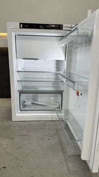 Вбудований холодильник з морозильною камерою  K 7104E