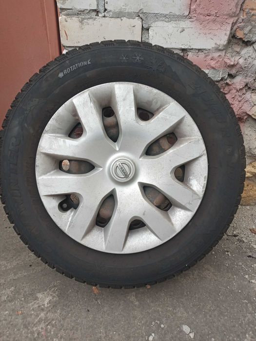 Комплект зимней резини с дисками и колпаками нисан кашкай 215/65 r16