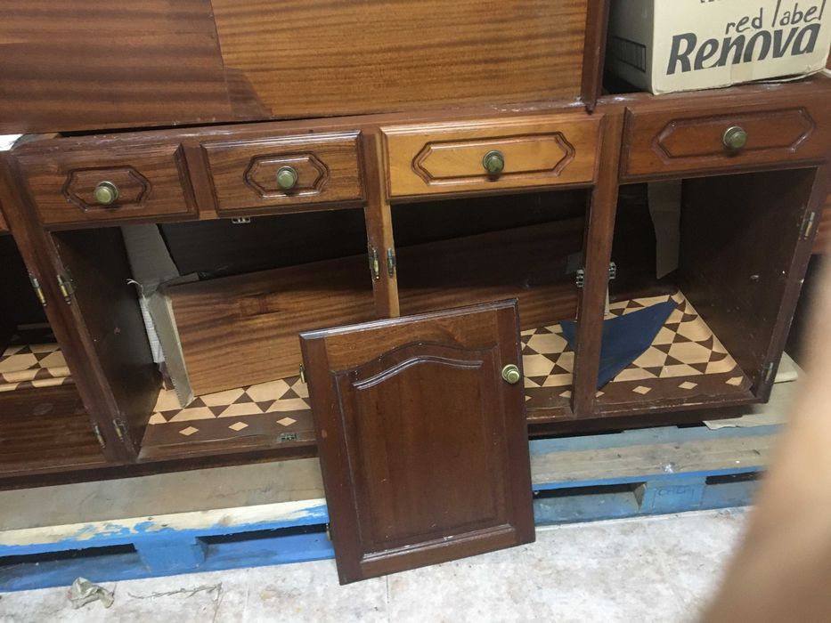 Mobiliário de cozinha usado, em Mogno, com bancada em Pedra Rústica.